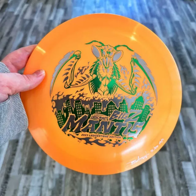 FlylLand Designs Big Z Mantis discgolfdisc Buzzz signerad