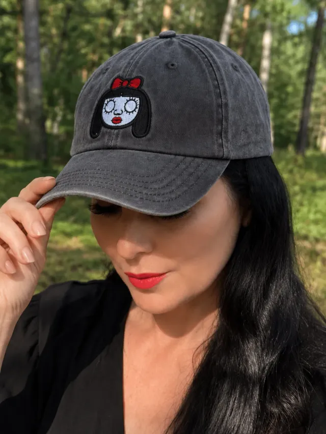 Nina Hemmingsson Keps – svart vintagekeps med broderi